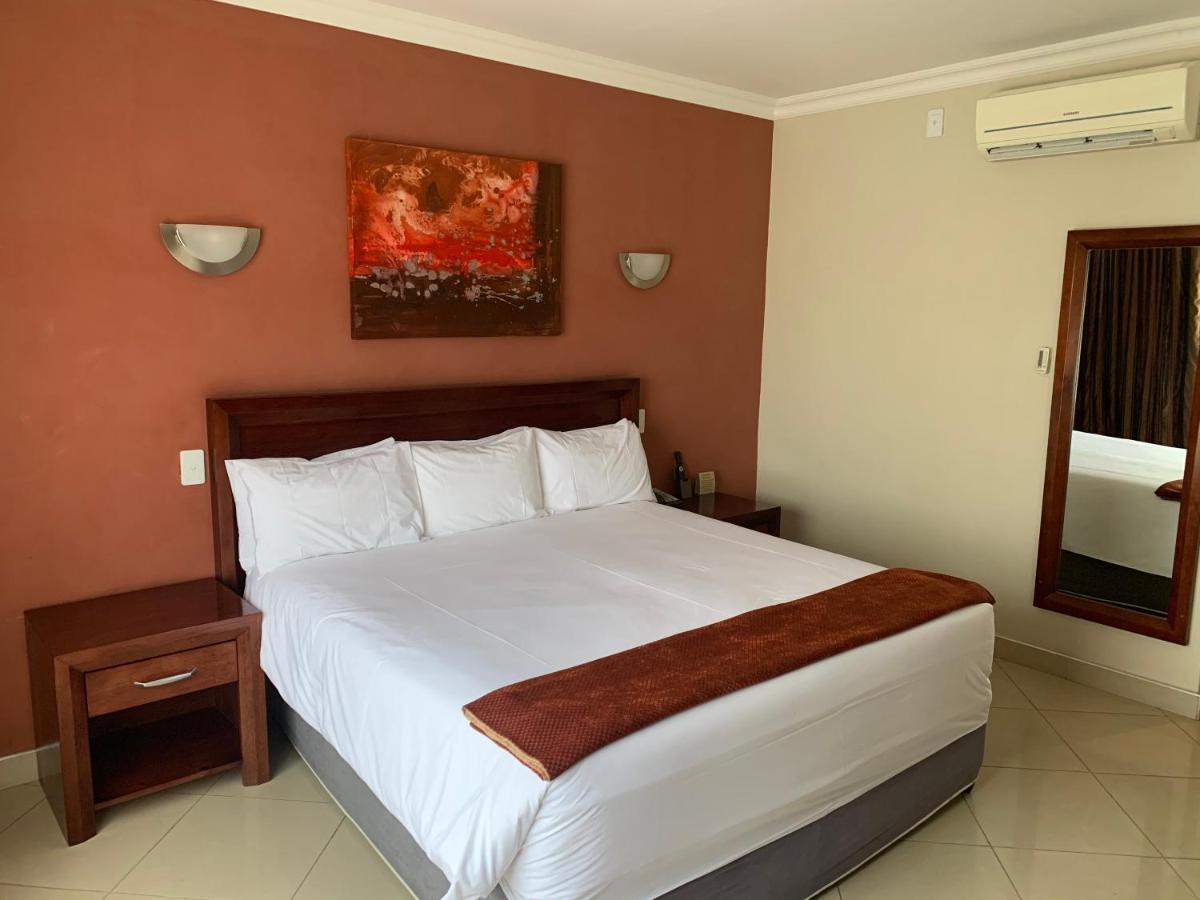 Royal Hotel Polokwane Bagian luar foto