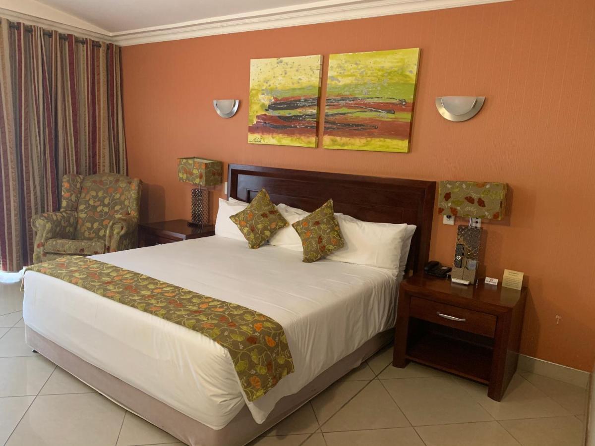 Royal Hotel Polokwane Bagian luar foto
