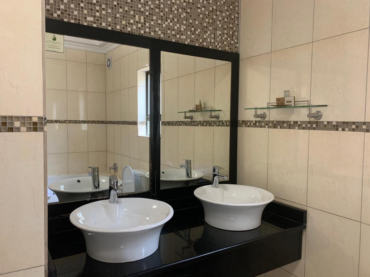 Royal Hotel Polokwane Bagian luar foto