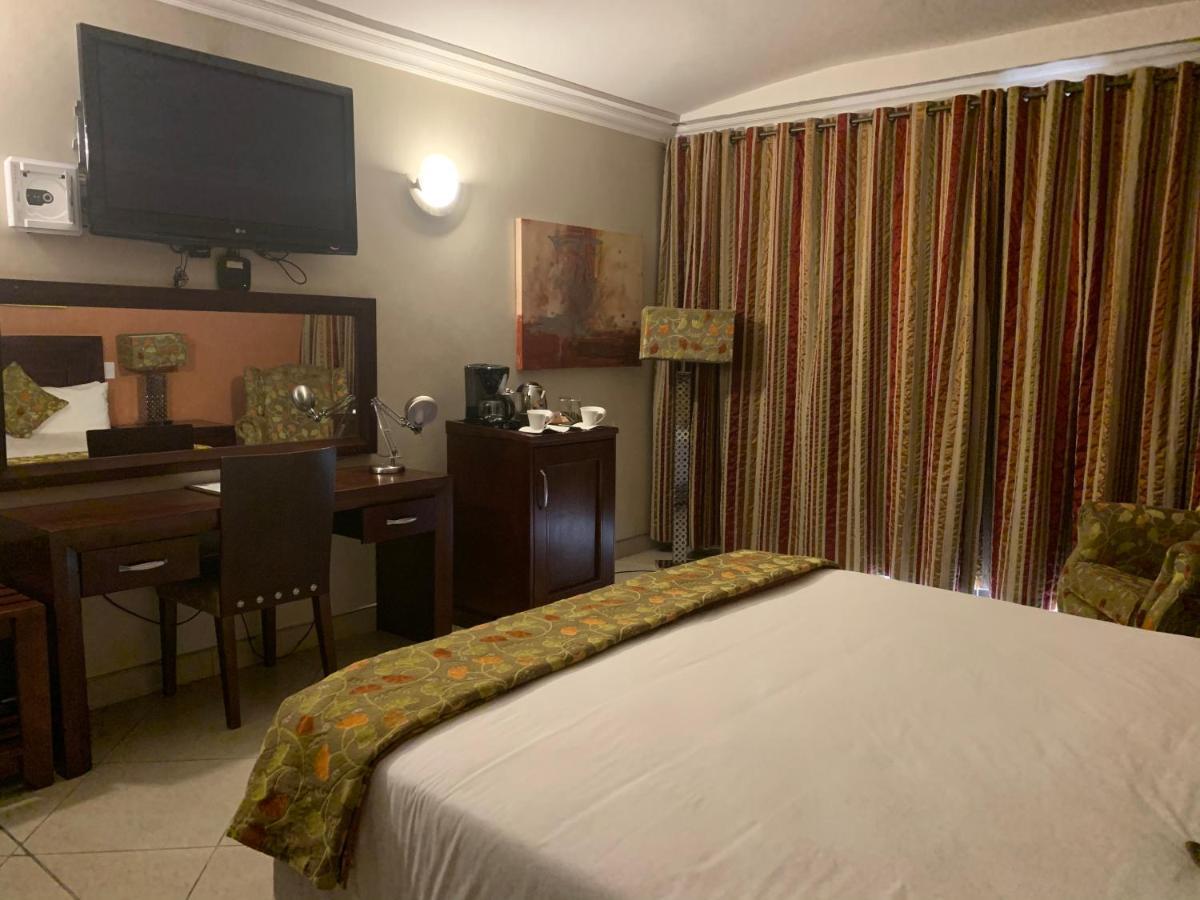 Royal Hotel Polokwane Bagian luar foto