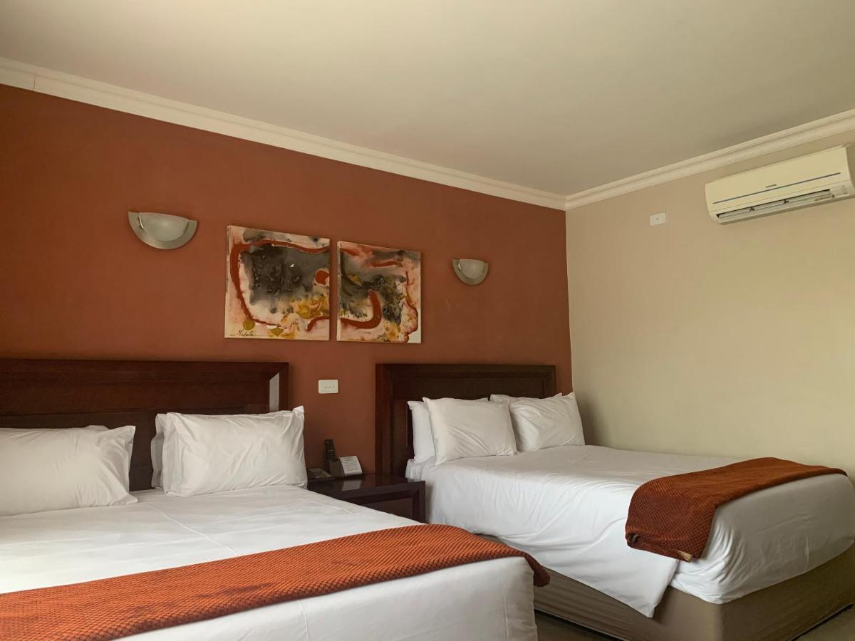 Royal Hotel Polokwane Bagian luar foto