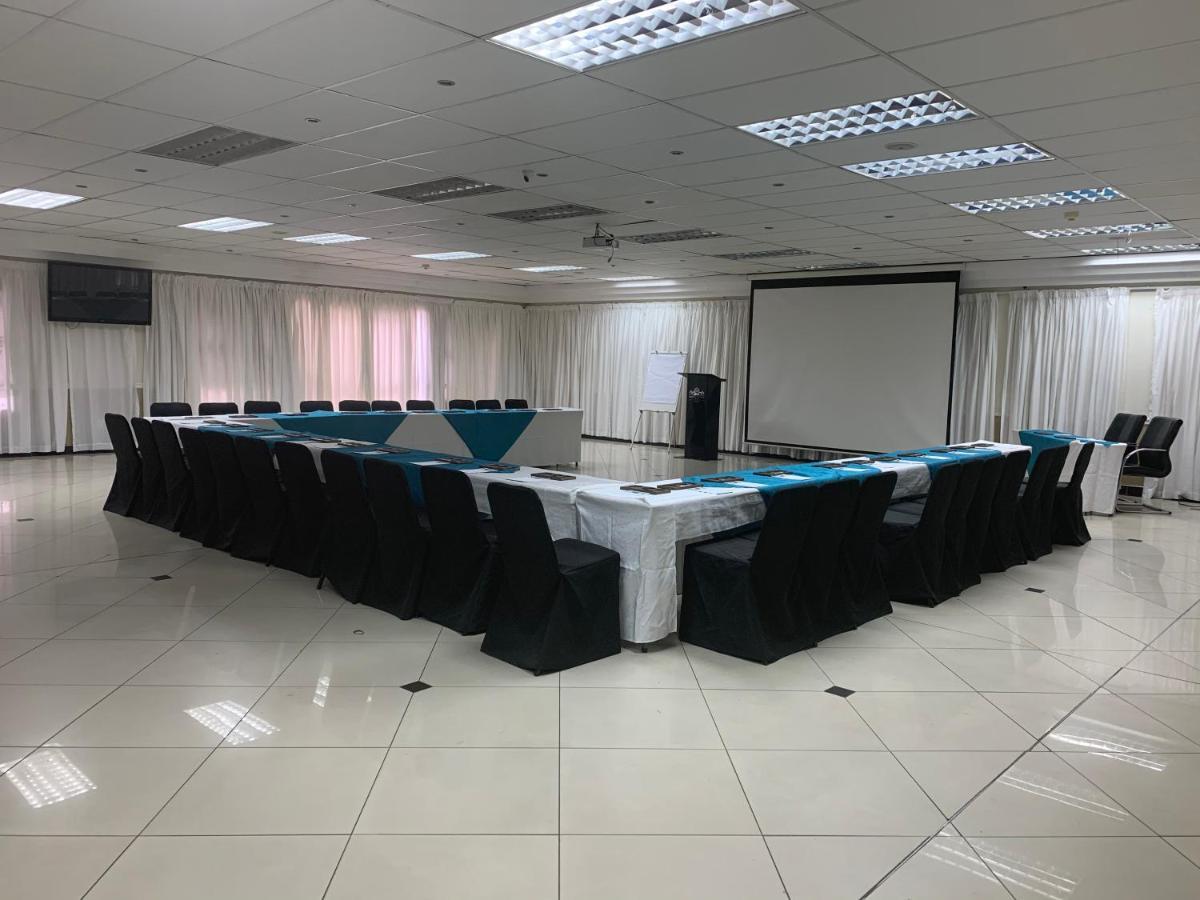 Royal Hotel Polokwane Bagian luar foto