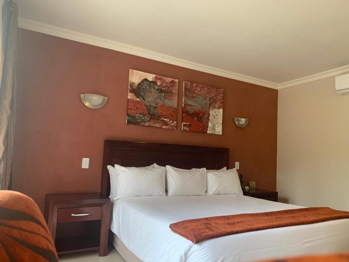 Royal Hotel Polokwane Bagian luar foto