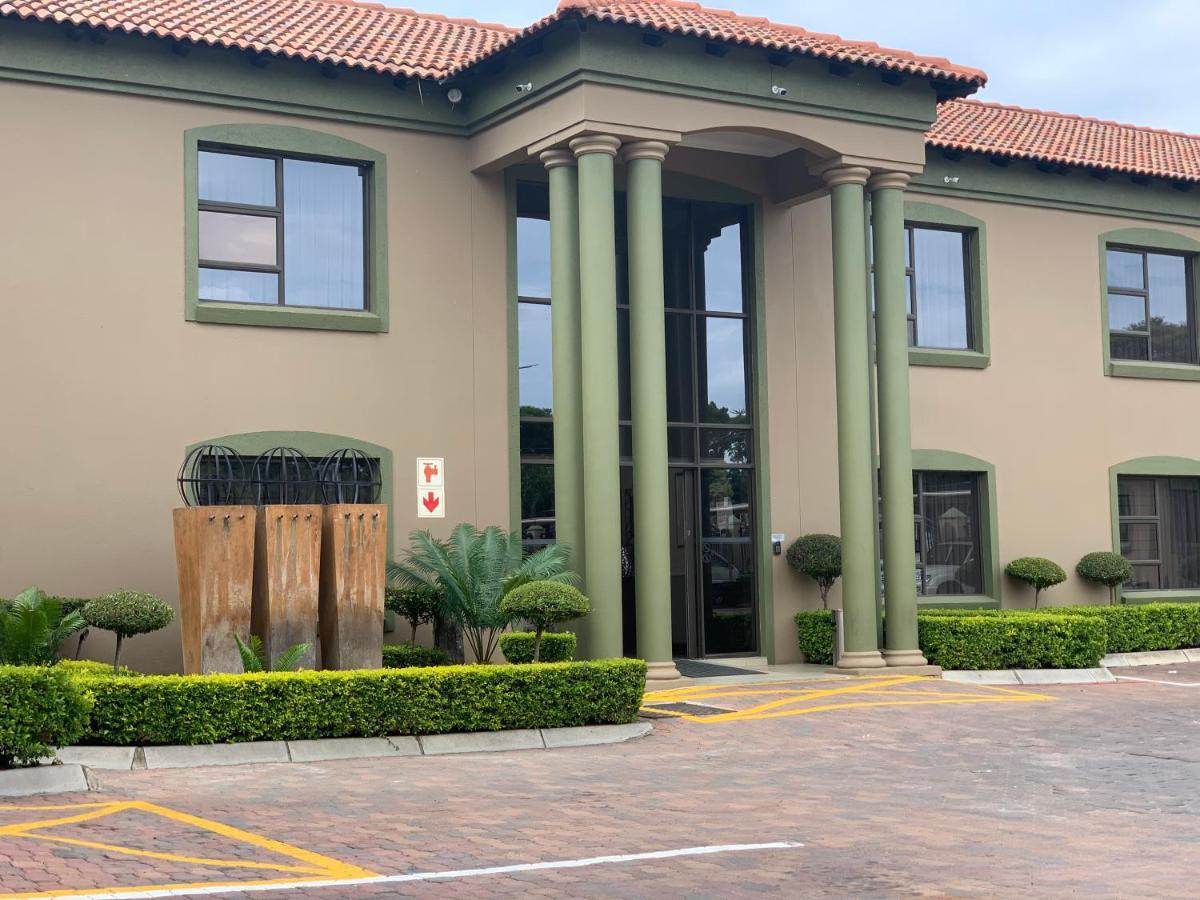 Royal Hotel Polokwane Bagian luar foto