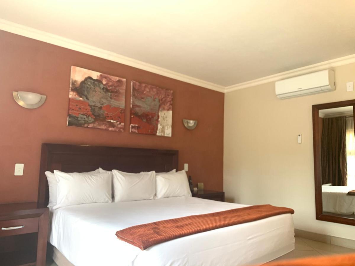 Royal Hotel Polokwane Bagian luar foto